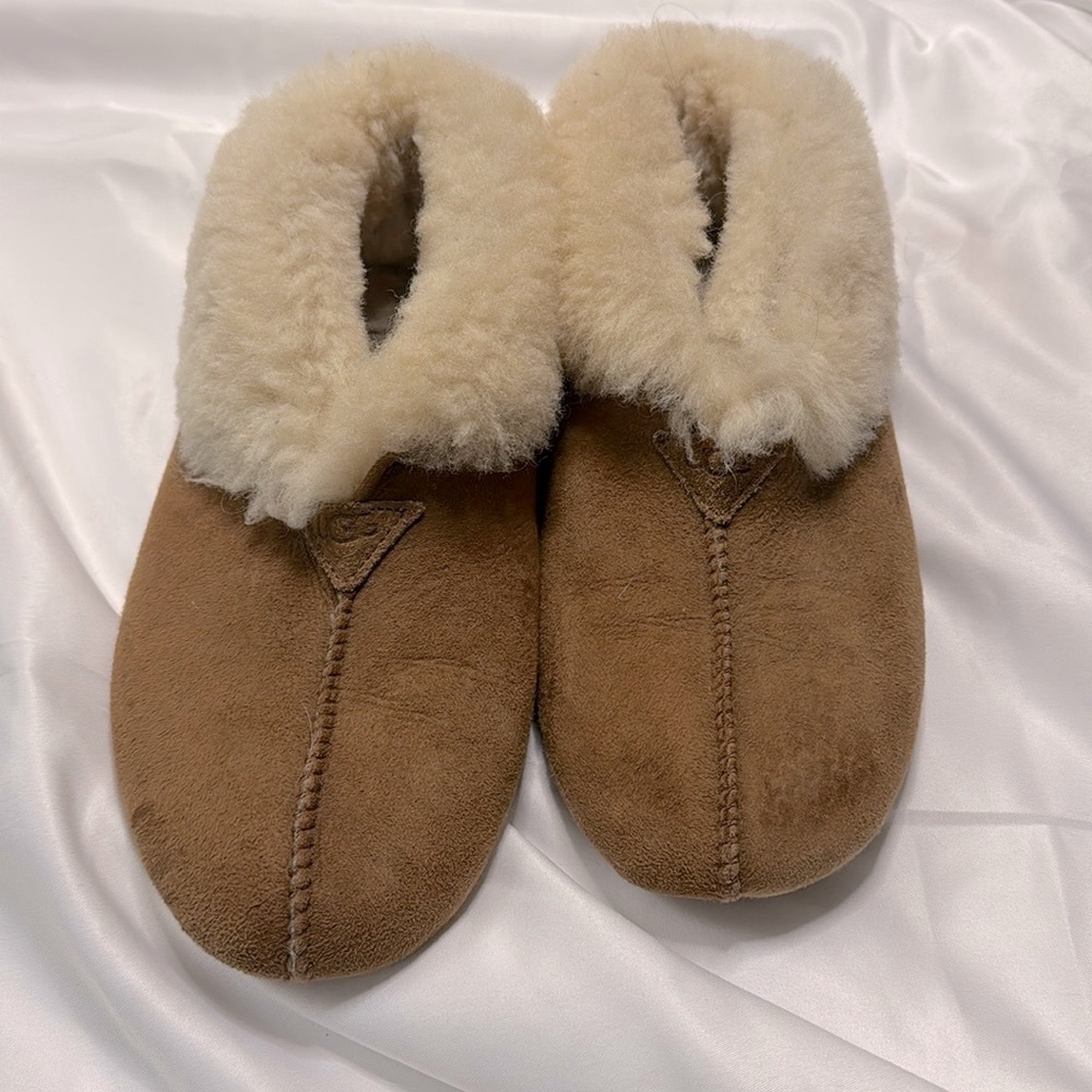 Ugg Slippers. Item 108